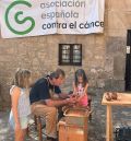 Doscientas personas manchan sus manos de barro para luchar contra el cáncer en Albarracín