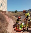 Bomberos de la Diputación de Teruel asisten a un trabajador de carreteras que cayó por una pendiente