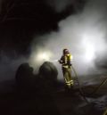 Los bomberos sofocan un incendio de material para reciclar en la empresa Genepol de Montalbán