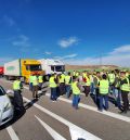 Los agricultores cortan en ambos sentidos la A23, en el kilómetro 116 a la altura de la ciudad de Teruel