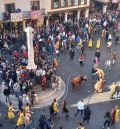 El Toro Nupcial recorre las calles entre recortes y carreras de los aficionados