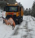 Equipos del Servicio de Vialidad de la DPT despejan las rutas principales de la Sierra de Albarracín ante la presencia de nieve