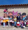 Un mural de Elena Castillo llena Camañas del color morado del azafrán