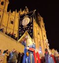 La nutrida Hermandad del Nazareno tiñe de azul, blanco  y rojo la parte alta de Alcañiz