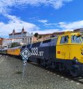 La locomotora 333-107 remolca en hora el Tren Azul desde Zaragoza hasta Teruel