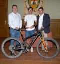 El ciclista alcañizano Iván Romero, recibido en la Alcaldía del Ayuntamiento de Alcañiz por su bronce en el Mundial de XCO