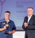 Chabier González Esteban, veterinario de SARGA en el Centro de Recuperación de Fauna Silvestre de La Alfranca, recibe el Premio Aragón Medio Ambiente 2024