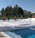 Retiran la cubierta presostática  de la piscina de Calamocha para  la campaña de baños de verano