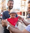 Los vaquilleros más pequeños reciben  su primer pañuelo  en la plaza del Torico