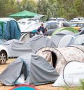Tiendas de campaña inundadas y barro en la zona de acampada por las lluvias