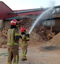 Los Bomberos de la DPT extinguen un incendio en una serrería en Orihuela del Tremedal