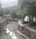 Una tormenta desborda  el río en Guadalaviar y deja anegados los bajos de una decena de casas