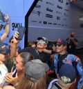 ‘Carreras’ por la sombra, despedidas moteras, selfis con Márquez y una pedida  de mano en las gradas