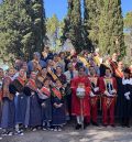 Centenares de alcañizanos llegados en romería  llenan de flores y tradición  a la Virgen de los Pueyos