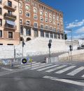 Corte de uno de los carriles y de la acera de la Glorieta para las obras del muro