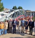 Octavio López inaugura la pasarela peatonal de Valderrobres que mejora la seguridad de los peatones en el municipio