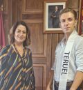 La alcaldesa recibe al representante de Teruel en el certamen Nacional de Mister RNB España 2024