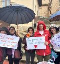 La lluvia no impide que al menos 300 personas se manifiesten en Aguaviva en defensa de la sanidad rural