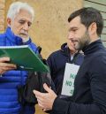 El Movimiento ciudadano Teruel Existe entrega al ministro Bustinduy la guía 'Teruel, paisaje amenazado' en protesta por el Clúster Maestrazgo