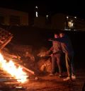 Los quintos de Calamocha celebran la noche de Reyes al calor de una fiesta alrededor del fuego