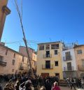 Castelserás alza el chopo para dar vida  a su monumental hoguera de San Sebastián