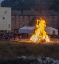 Las hogueras prenden  en Teruel y más de 200 fuegos reúnen a amigos y vecinos por toda la ciudad