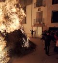 La Monumental hoguera  de Castelserás de 22 metros de altura calienta la tradición