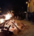 Los pueblos reviven  la tradición de compartir fuego en  la fría noche de enero