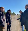 Técnicos de la Diputación de Teruel evalúan el estado del Camino de  la Vía en Alcañiz para su asfaltado