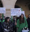 Medio centenar de personas protestan ante la Subdelegación por la situación de Muface