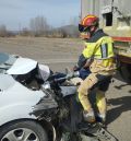 Los Bomberos sacan un coche que quedó debajo de un camión  en Fuentes Claras tras un accidente