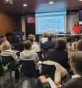 Monitores y comerciantes de Alcañiz aprenden a atender a niños con autismo