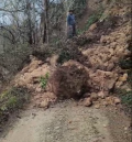 Un desprendimiento de piedras y tierra corta el tráfico rodado en el barrio de los Tarragones de Olba