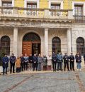 Minuto de silencio en la puerta del ayuntamiento de Teruel en memoria de las víctimas del terrorismo