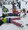 La blanca nieve de Javalambre desdibuja el lodo marrón en la retina de los niños de Sedaví