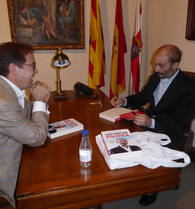 Javier Lambán convierte sus memorias en una emoción política que trasciende a lo humano