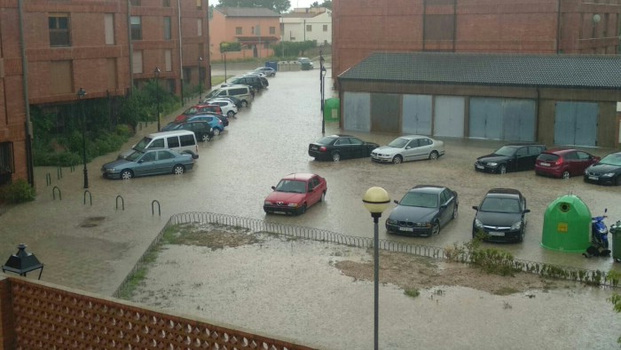 Varios centímetros de agua en una zona de aparcamiento al aire libre en Cella
