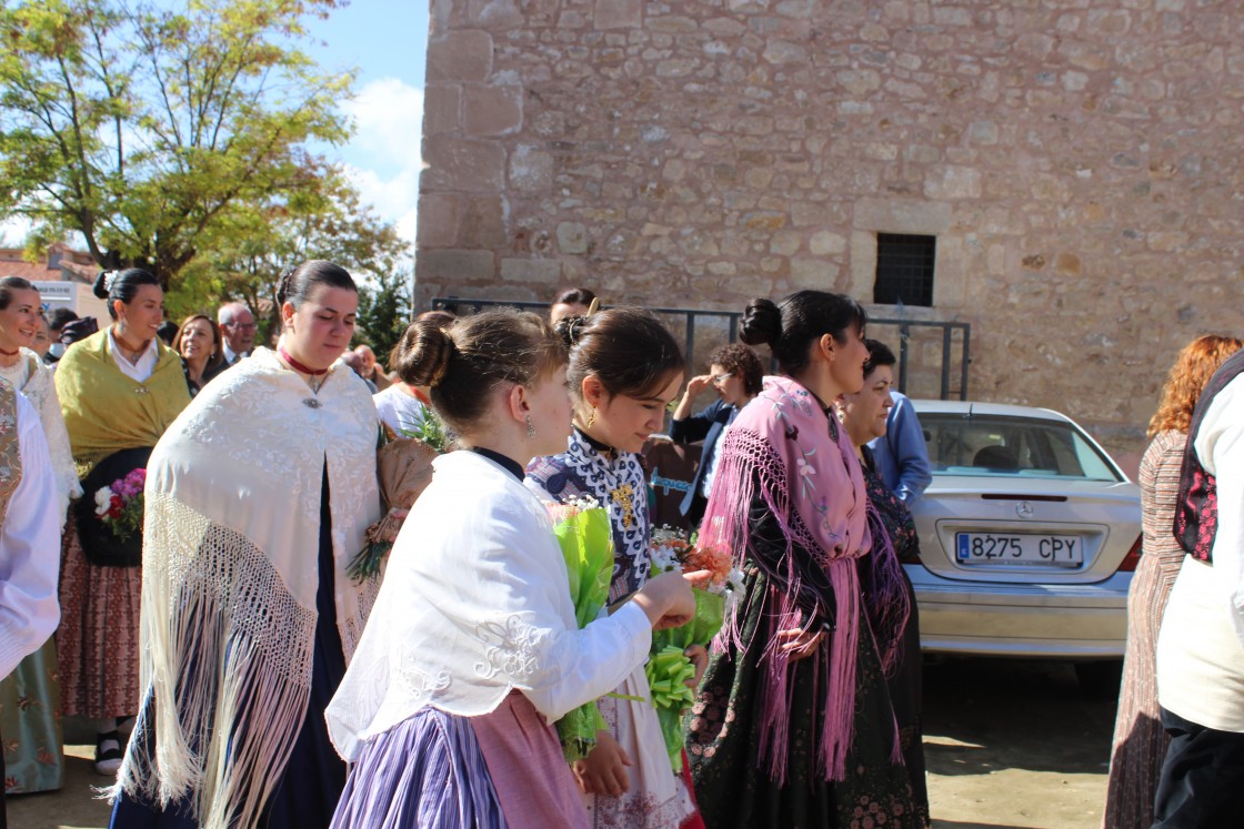 Participantes en la ofrenda de Cedrillas