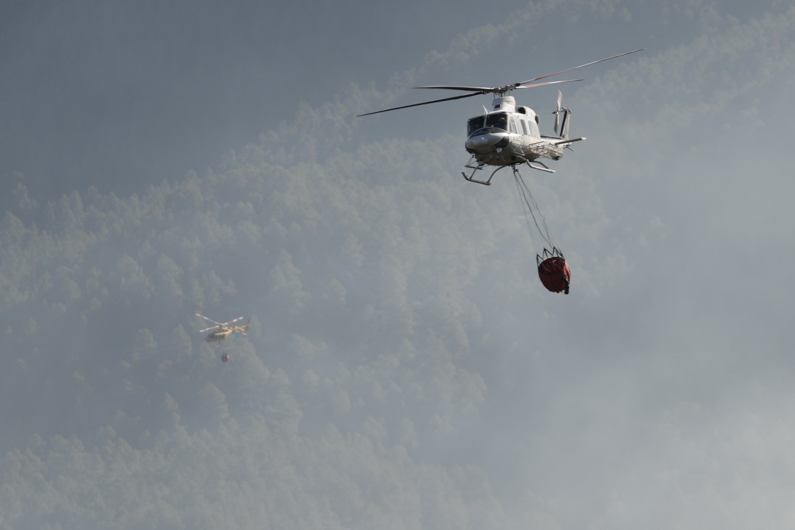 Dos helicópteros trabajan en la extinción del incendio en la zona de Los Peiros de San Agustín, en la provincia de Teruel.