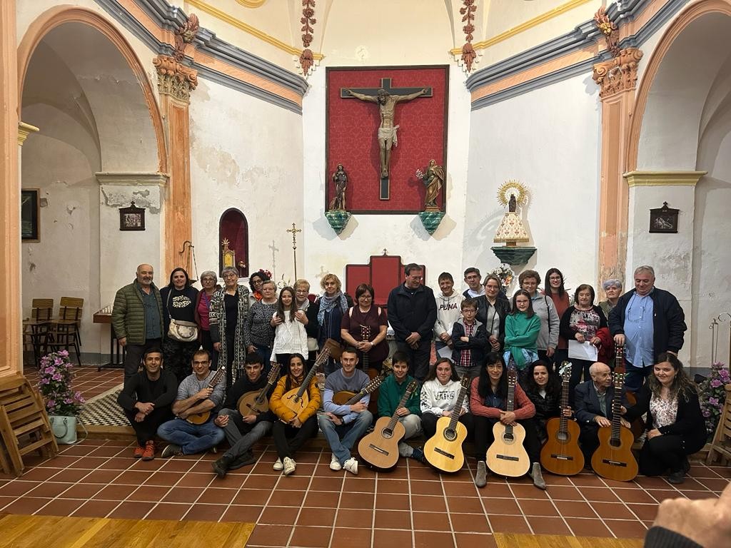 Los Mayos se inician con el canto a la Virgen en la iglesia de Tramacastilla