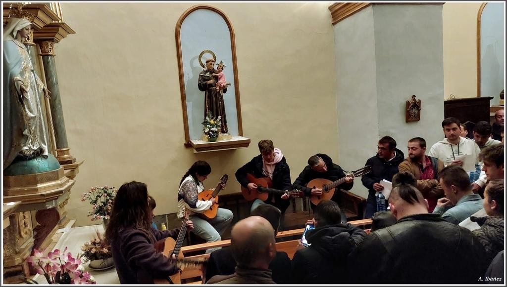 La ronda comienza con la visita a la iglesia en Guadalaviar.Antonio Ibañez