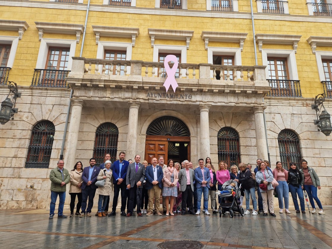 El Ayuntamiento de Teruel colgó en su balcón principal el lazo rosa del Día Internacional contra el cáncer de mama