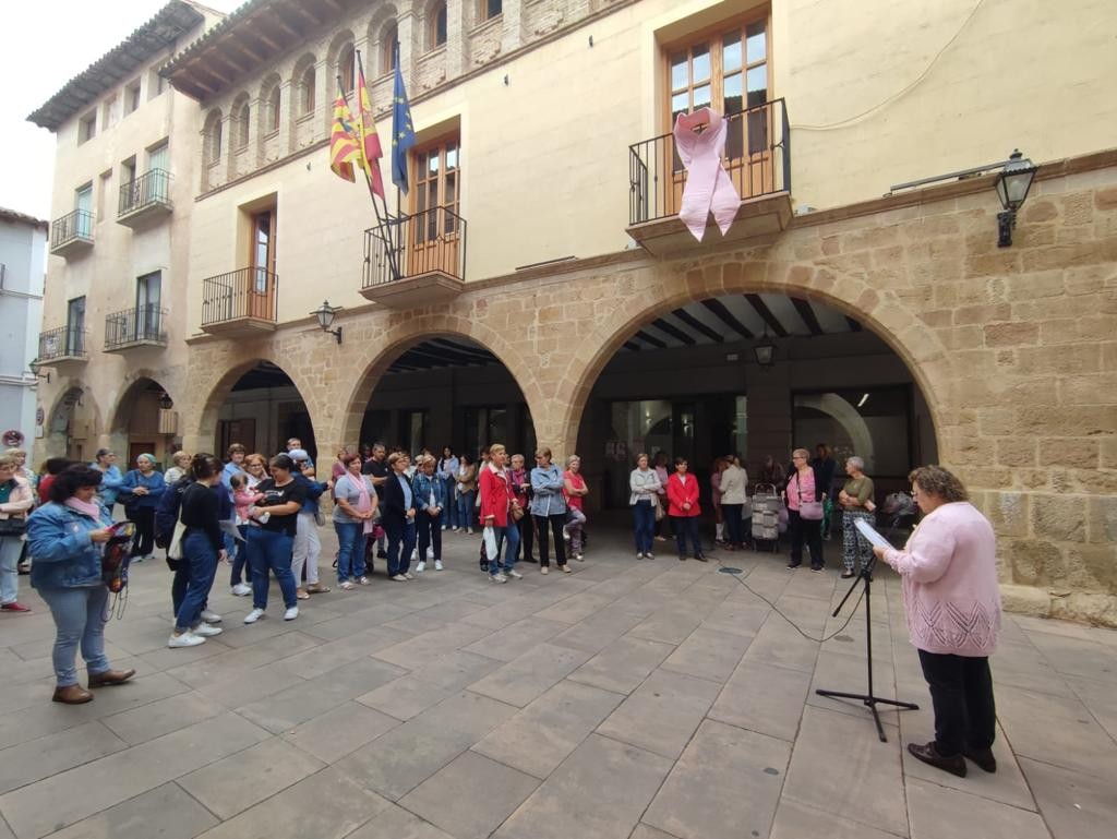 Lectura del manifiesto ante el ayuntamiento de Mora de Rubielos en la mañana de este 19 de octubre