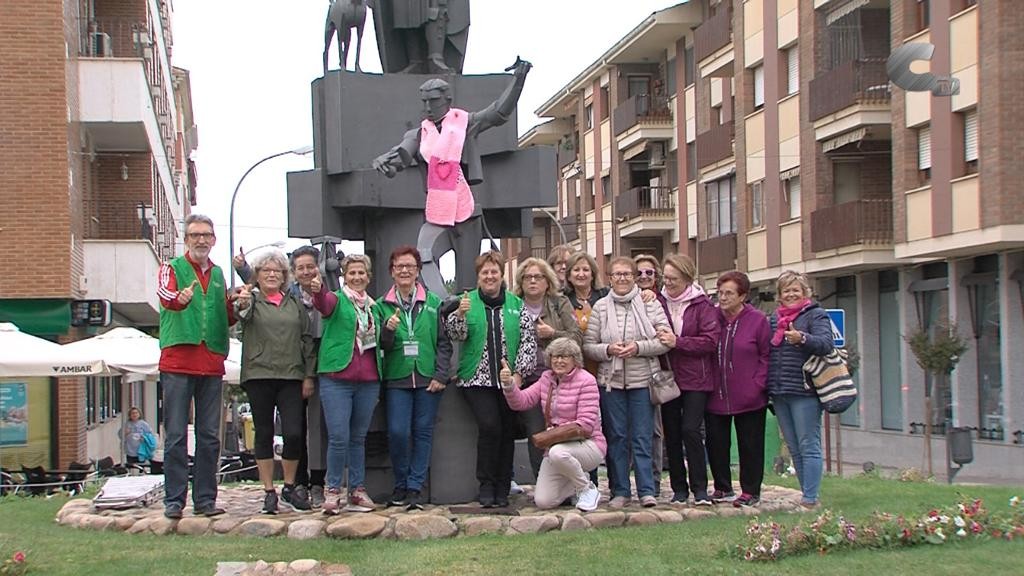 Calamocha llevó al lazo rosa hasta el monumento al baile de San Roque