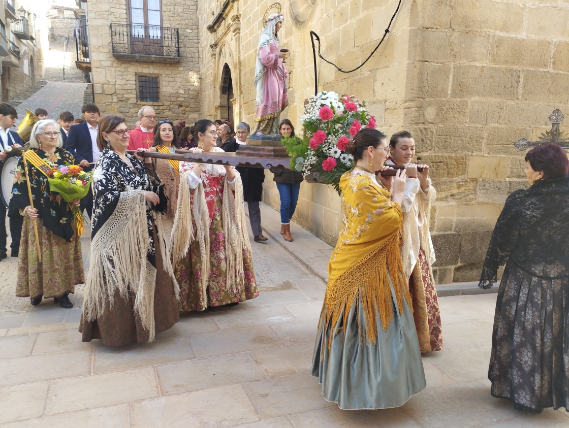 Aguederas en Valdeltormo, durante la procesión de Santa Águeda