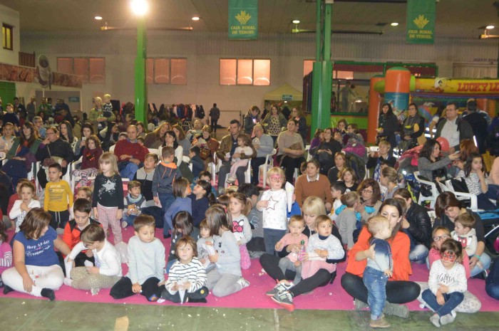 Centenares de niños acompañados de sus padres disfrutan con la animación infantil de la tarde, dedicada el jueves a la ciencia