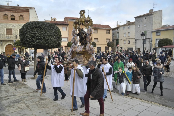 La imagen de San Antón entra de regreso a la iglesia de Santa María la Mayor, tras procesionar por Calamocha