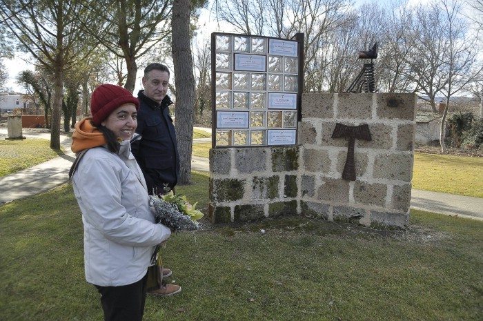 Iovanka de Leonardo e Inocencio López, junto al monolito