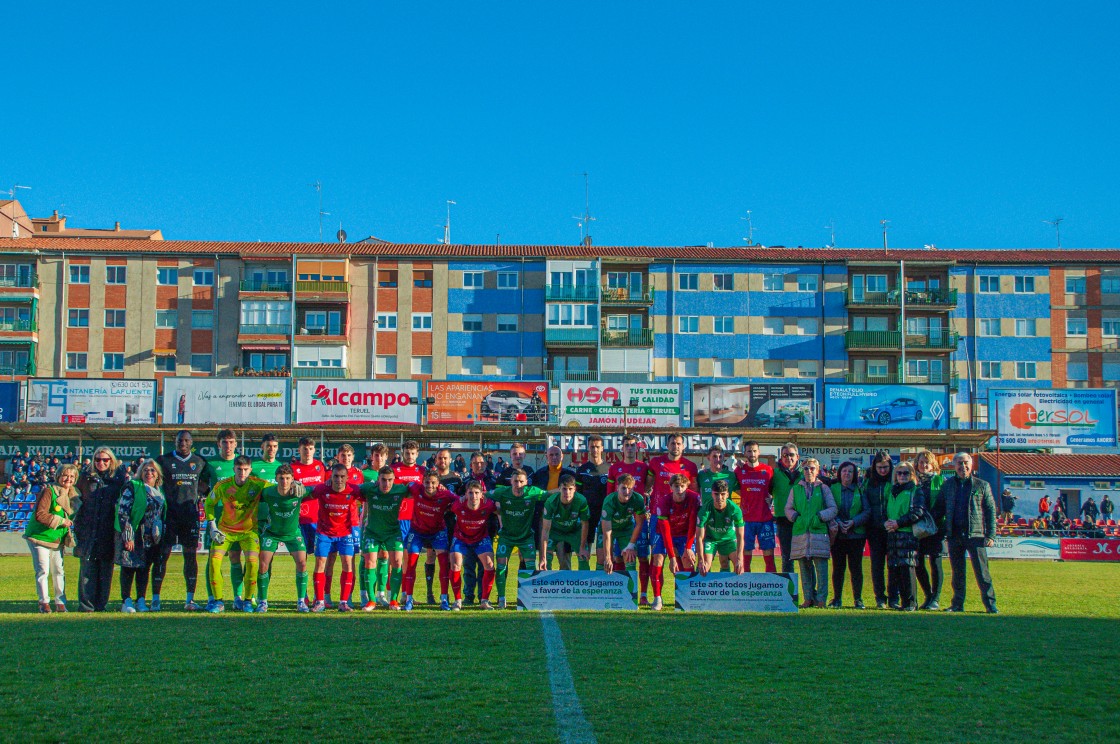 El CD Teruel y la SD Arenas se sumaron el domingo en Pinilla a la iniciativa Brazaletes de Esperanza por el Día Mundial contra el Cáncer