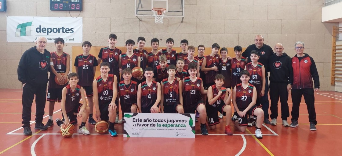 Jóvenes jugadores de baloncesto, con la pancarta